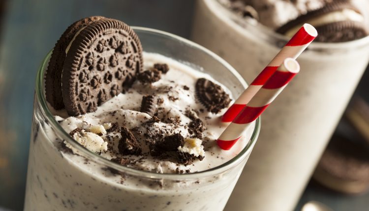 Oreo-milkshake-without-a-blender