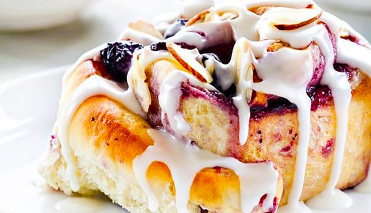 Blueberry-Breakfast-Rolls-with-Almonds-600×900